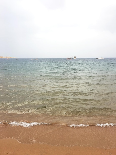 Playa en un día nublado