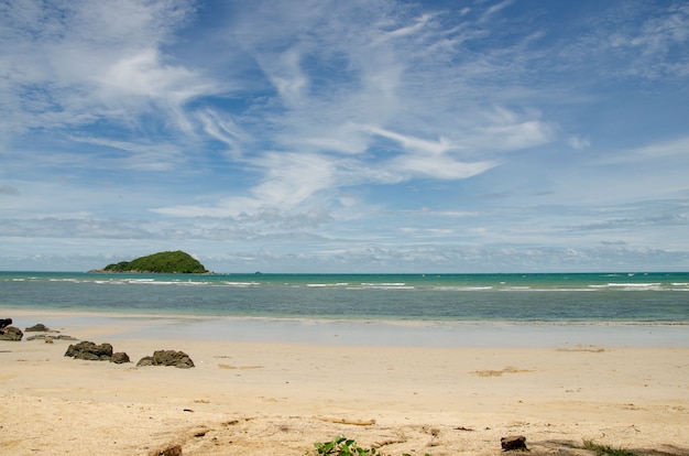 Playa en un día soleado