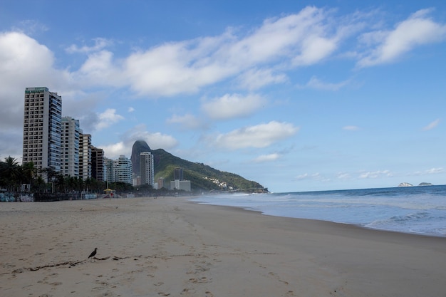 Playa en un día soleado