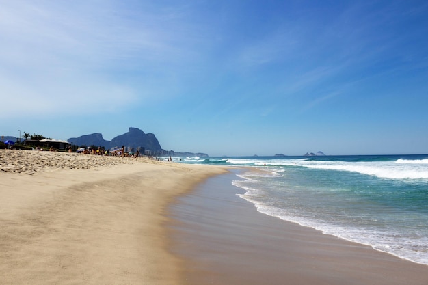 Playa en un día soleado