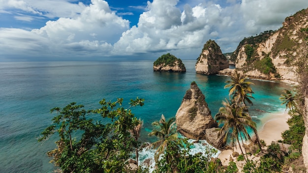 Playa de diamantes en la isla de Nusa Penida