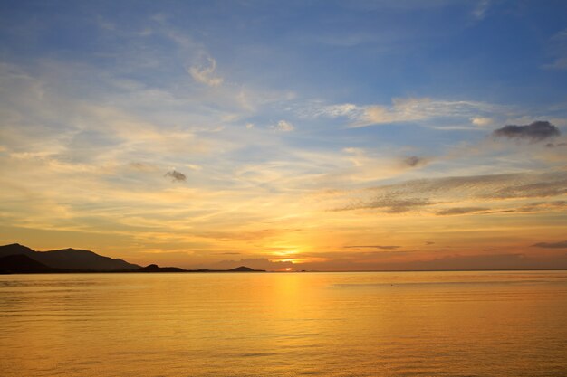 Playa dorada al atardecer