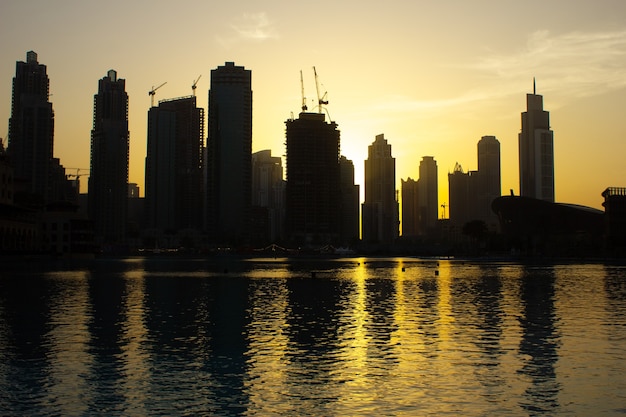 Playa de Dubai y edificios de gran altura al atardecer