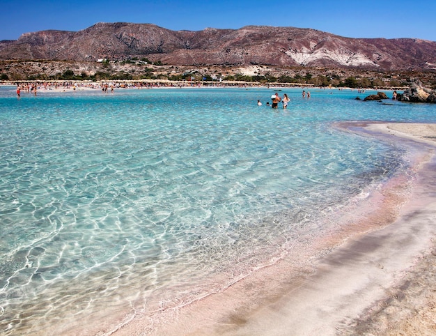 Playa de Elafonisi con arena rosa y mar claro en la isla de Creta en Grecia