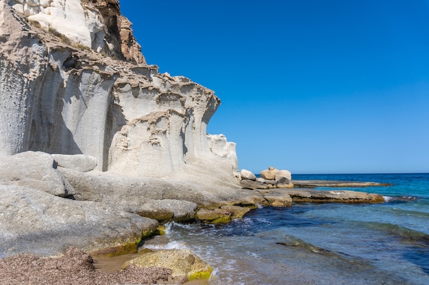 Playa de Enmedio en Cabo de Gata en un hermoso día de verano, Almería