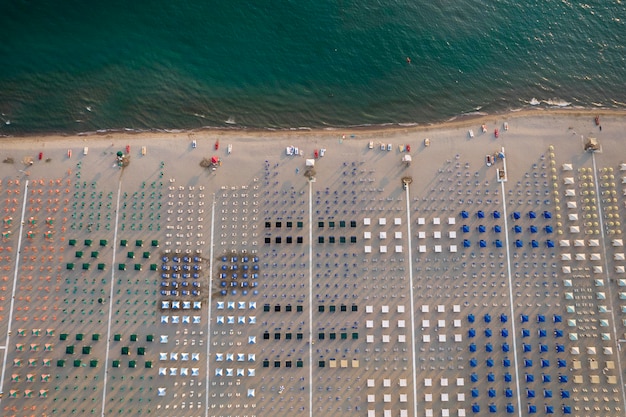 La playa equipada de Viareggio vista desde arriba