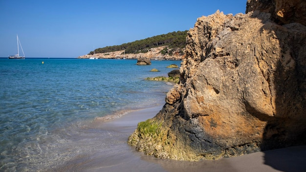 La playa es un destino popular para turistas y lugareños.