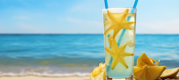 La playa es un paraíso, un cóctel de verano con palmeras, conchas, estrellas de mar, mar azul y arena clara.