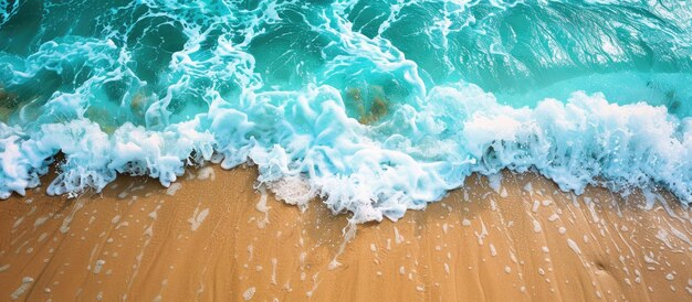 Foto la playa con el espacio vacío y la ola