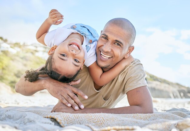 Playa familiar y amor con una niña y un padre en la arena junto a la costa durante el verano para unas vacaciones o vacaciones Viaje divertido y retrato con un hombre y una hija que se unen a la orilla del mar