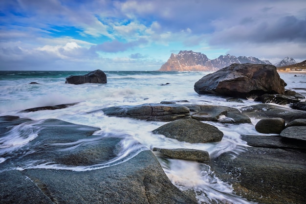 Playa del fiordo en Noruega