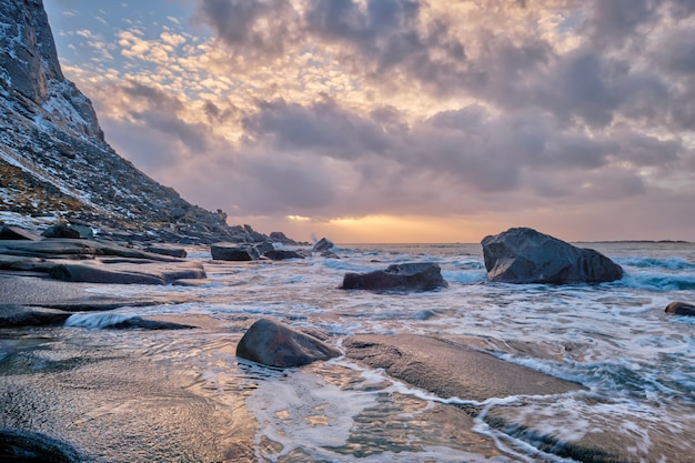 Playa del fiordo en Noruega