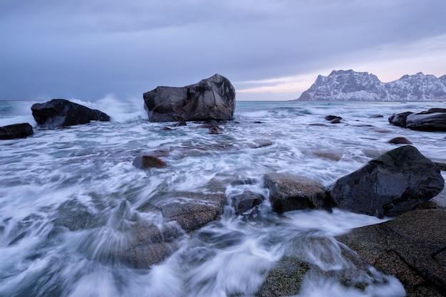 Playa del fiordo en Noruega