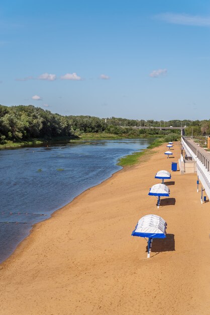 Una playa fluvial desierta. Foto tomada en el río Ural, en la ciudad de Orenburg.
