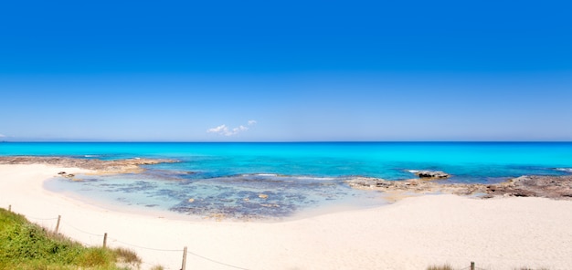 Playa de Formentera Es Calo con mar turquesa.