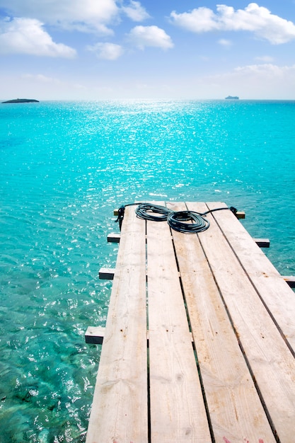 Playa Formentera madera muelle turquesa mar balear