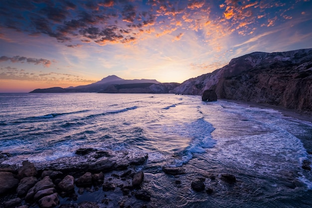 Playa de Fyriplaka en Sunset Milos Island Cyclades Grecia