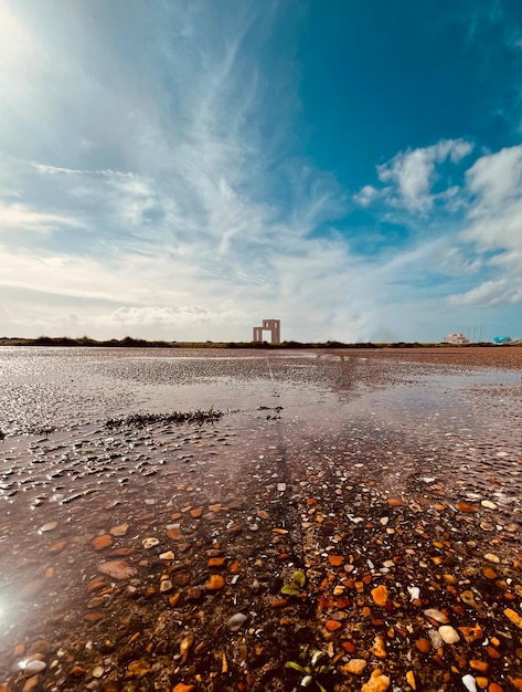 Una playa con una gran estructura blanca al fondo