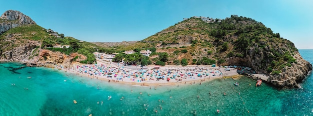 Playa de La Granadella en Javea España en un día de verano Panorámica