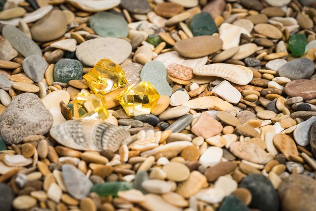 Playa de guijarros con fondo de piedras de ámbar amarillo