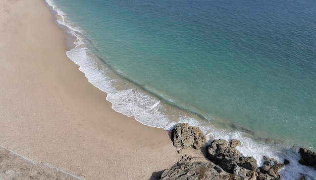 Playa de guijarros y mar