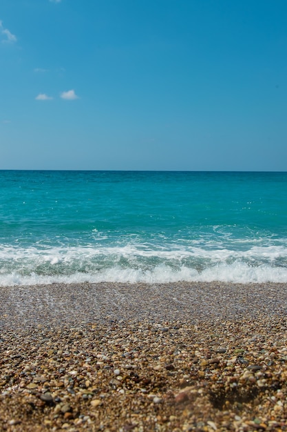 Foto playa de guijarros de la orilla del paisaje del mar. enfoque selectivo.