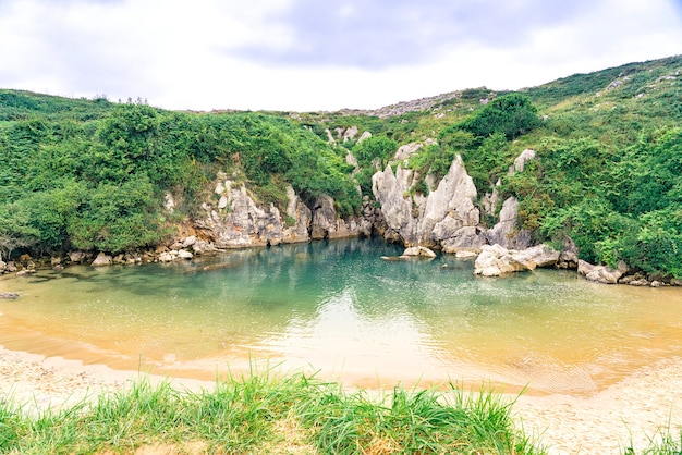 Playa Gulpiyuri en Asturias, playa secreta tierra adentro