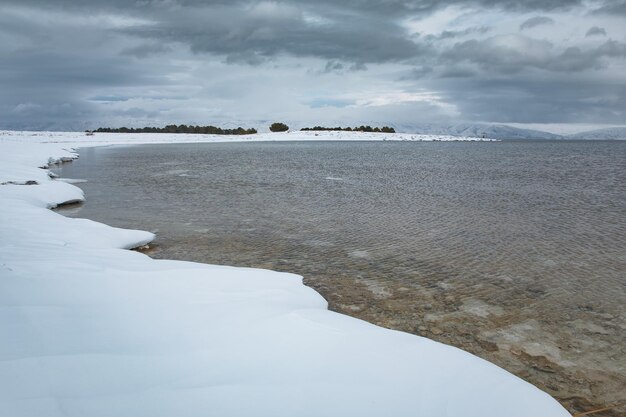 Playa helada con nieve