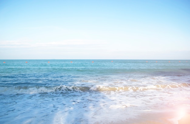 Playa y hermoso fondo de la naturaleza del mar tropical