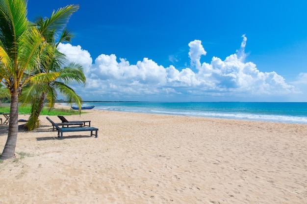 Playa y hermoso mar tropical.