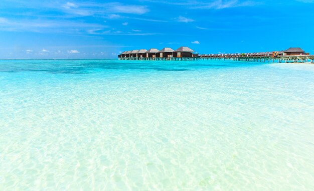 Playa y hermoso mar tropical.