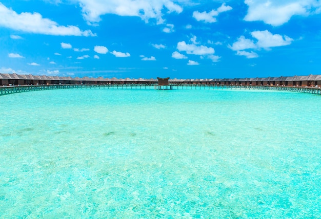 Playa y hermoso mar tropical