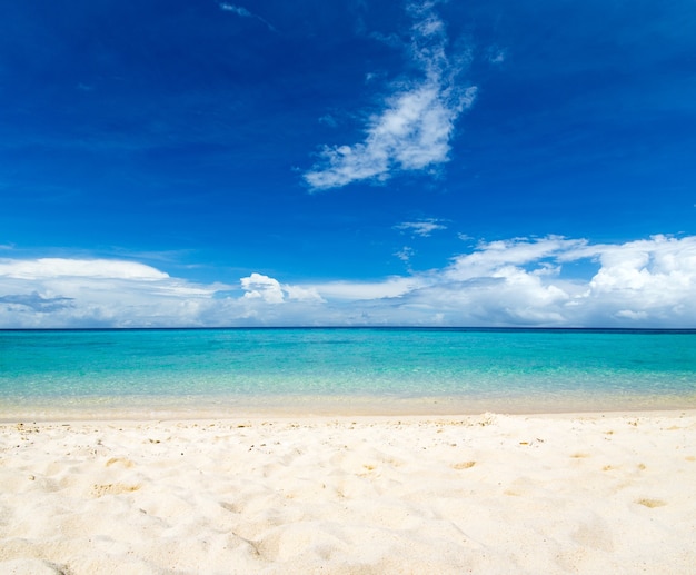 Playa y hermoso mar tropical