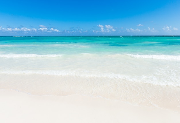 Playa y hermoso mar tropical