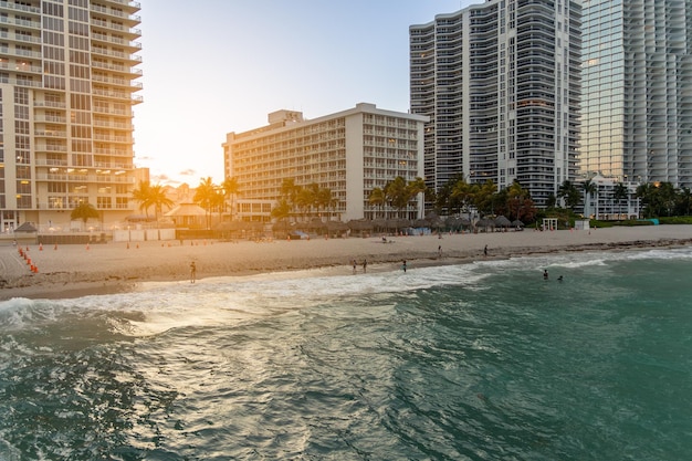 Foto la playa del hotel está rodeada de edificios altos.