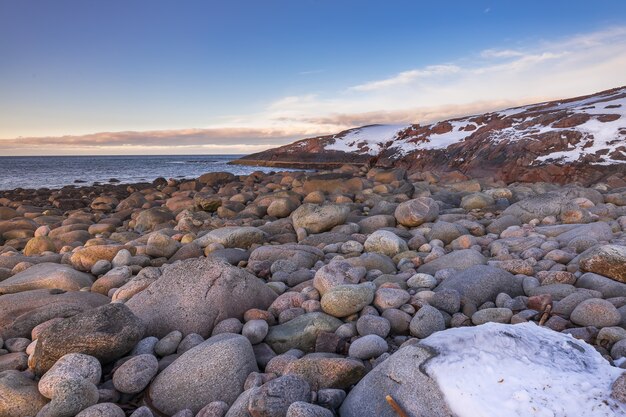 Playa de huevos de dinosaurio con grandes rocas redondas Costa del mar de Barents Teriberka Rusia