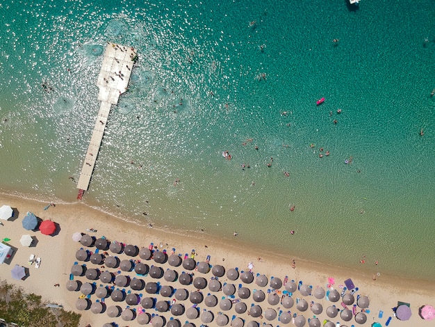 Playa en la isla de Ammouliani en Chalkidiki, Grecia