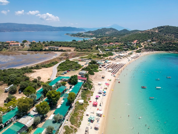 Playa en la isla de Ammouliani en Chalkidiki, Grecia