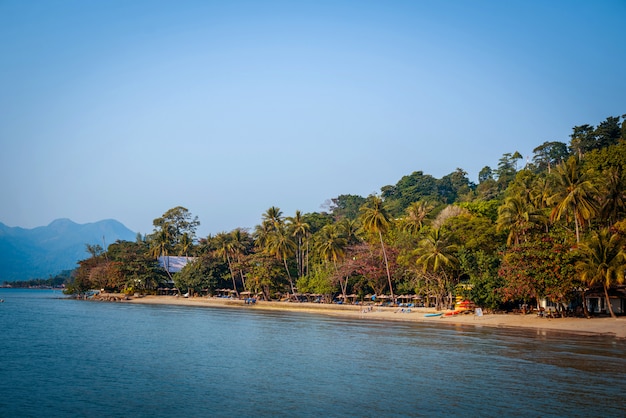 La playa en una isla exótica.