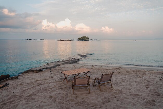 La playa de la isla temprano en la mañana