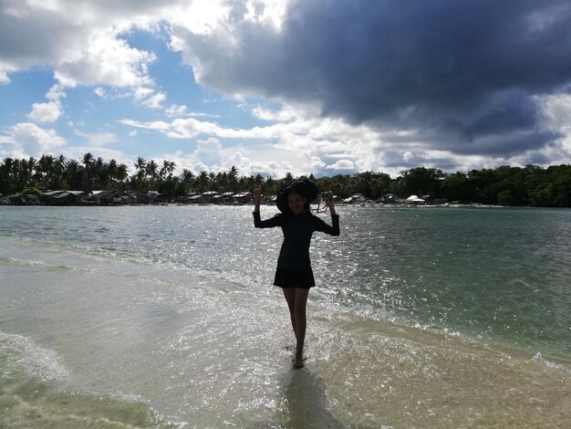 Foto la playa de la isla tiene aguas claras de marea alta.