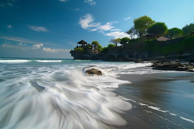 Foto la playa de las islas rocosas con olas capturadas con estilo