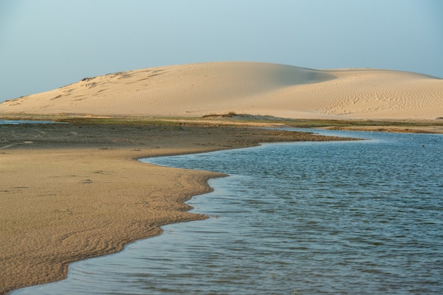 La playa de Jericoacoara Ceara Brasil Dunas iluminadas por el sol de la mañana