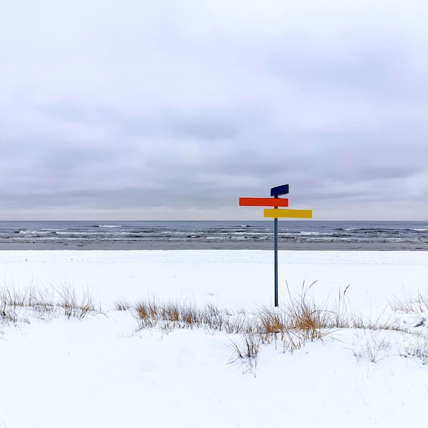 Playa en Jurmala está cubierta con el primer espacio de copia de nieve