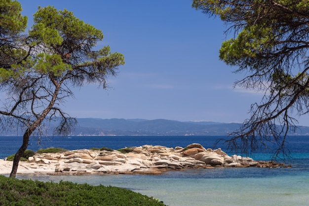 Playa Karidi y península de Sithonia con piscina aguamarina poco profunda y arena en Grecia