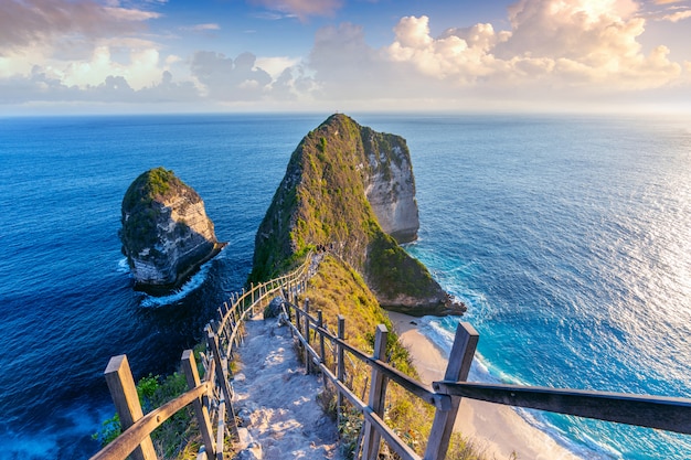 Playa de Kelingking en la isla de Nusa Penida, Bali en Indonesia.