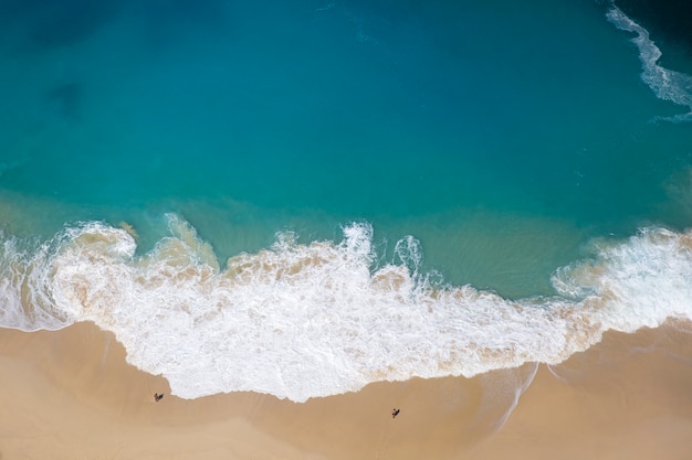 Playa de Kelingking en la isla de Nusa Penida en Indonesia