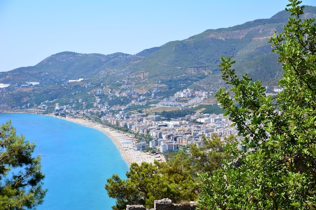 playa de kleopatra y mar turquesa, vista desde la cima de la montaña en un día soleado