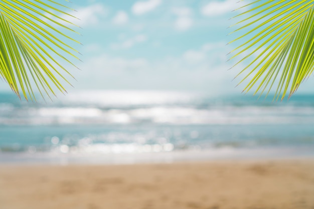 Foto playa limpia de la naturaleza tropical y arena blanca en verano con el cielo azul claro del sol y el fondo del bokeh.