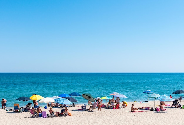 Foto playa llena de gente en cerdeña